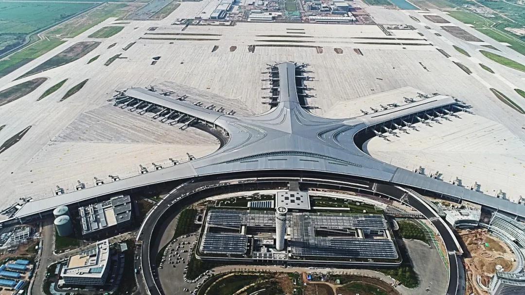 匠造一流東北亞國(guó)際樞紐機(jī)場(chǎng)！中裝建設(shè)“筑”力青島膠東國(guó)際機(jī)場(chǎng)成功試飛